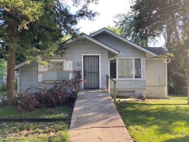 2215 E 81st St, Kansas City, MO 64132
