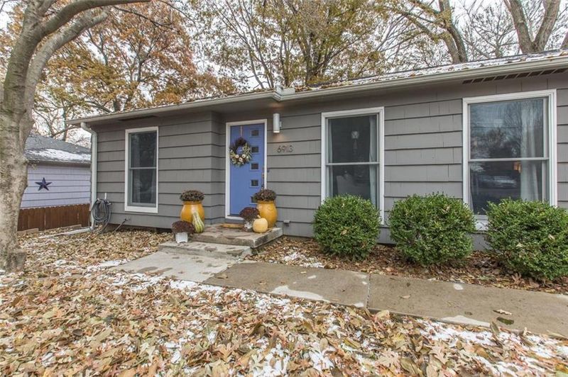 6913 W 77th St, Overland Park, KS 66204
