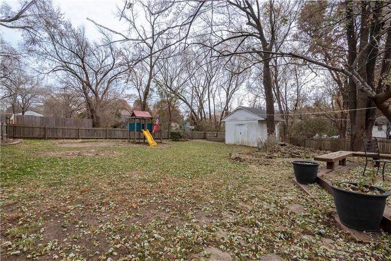 7619 Grandview Ln, Overland Park, KS 66204