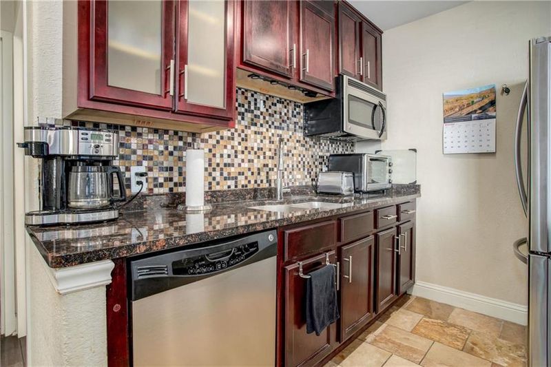 700 E 8th St #5A, Kansas City, MO 64106