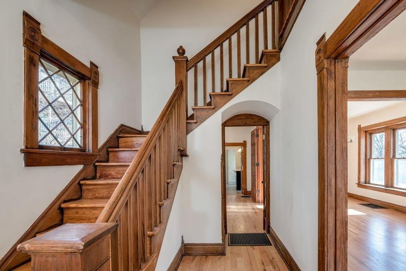 4143 Oak St, Kansas City, MO 64111