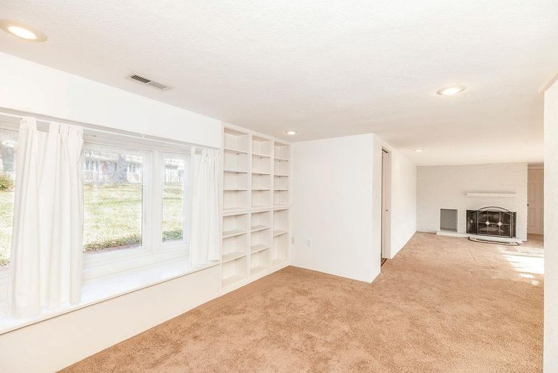 5621 NE Lake Dr, Kansas City, MO 64118