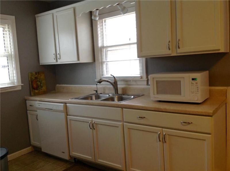 8305 E 47th Ter, Kansas City, MO 64129