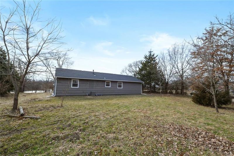 10306 E 43rd St, Kansas City, MO 64133