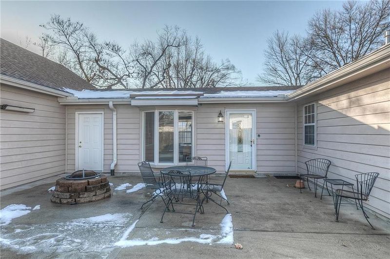 7129 Craig St, Overland Park, KS 66204