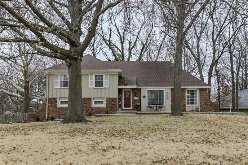 4500 NW Pawnee Dr, Riverside, MO 64150