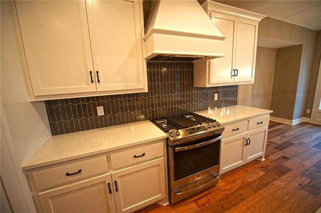 2437 W 180th St, Overland Park, KS 66085