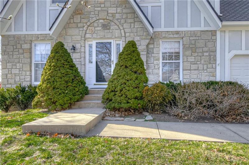 11524 Summit St, Kansas City, MO 64114
