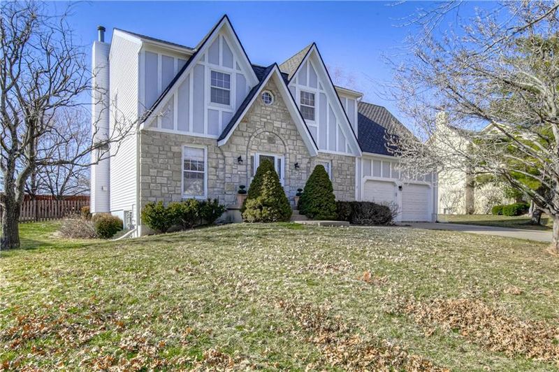 11524 Summit St, Kansas City, MO 64114