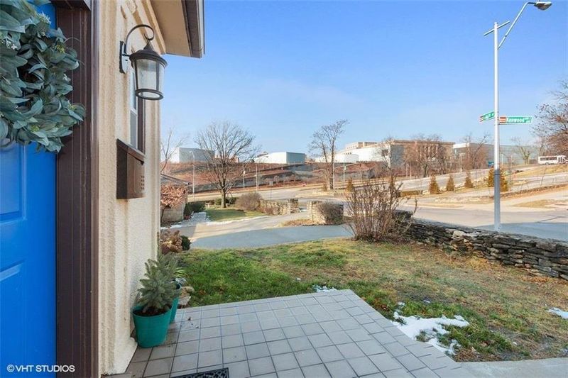 611 E 46th St, Kansas City, MO 64110