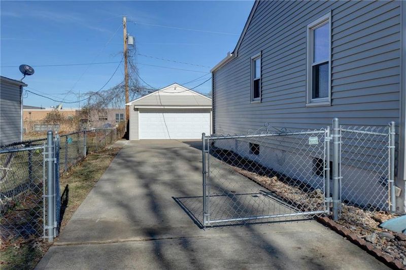 10500 E 25th Ter, Independence, MO 64052