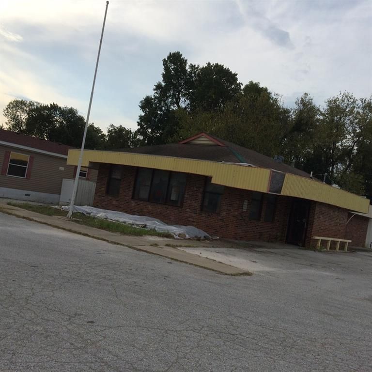 105 E 12th, Lamar, MO 64759
