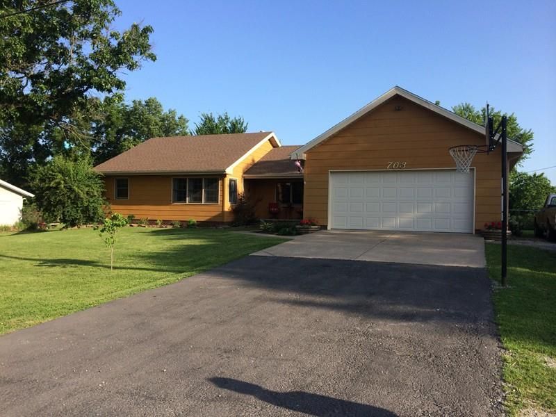 703 College St, Greenfield, MO 65661