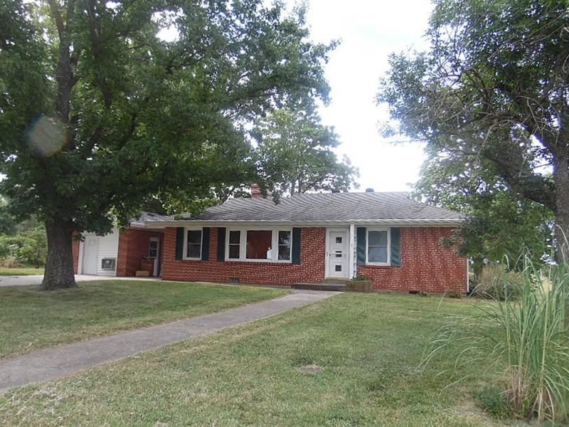 617 W Edwards, Nevada, MO 64772