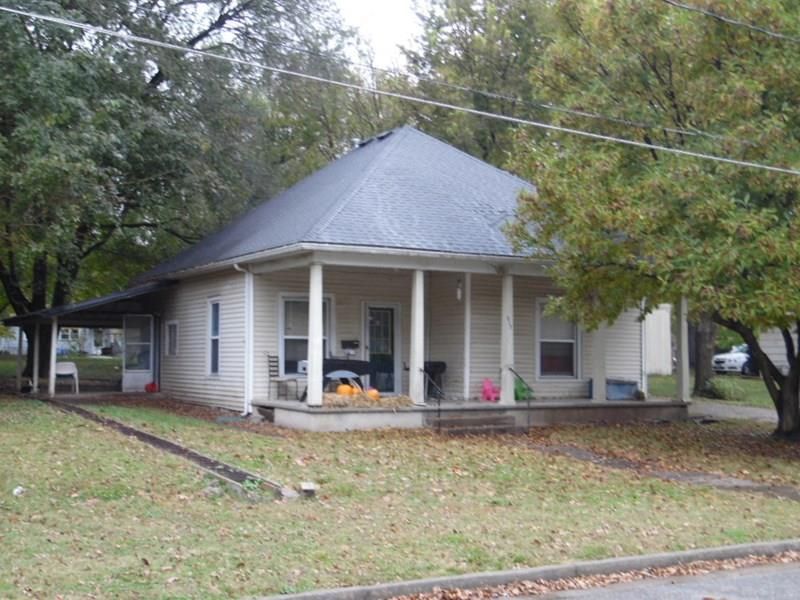 317 N West, Nevada, MO 64772