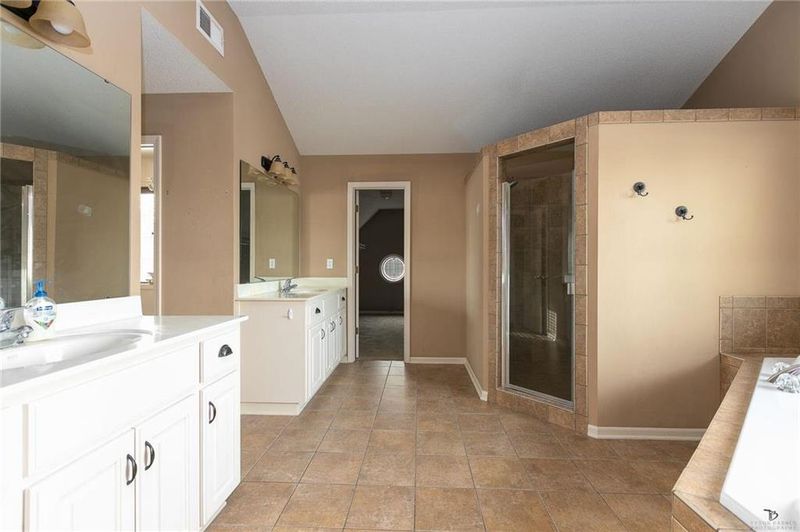 6034 Longview St, Shawnee, KS 66218