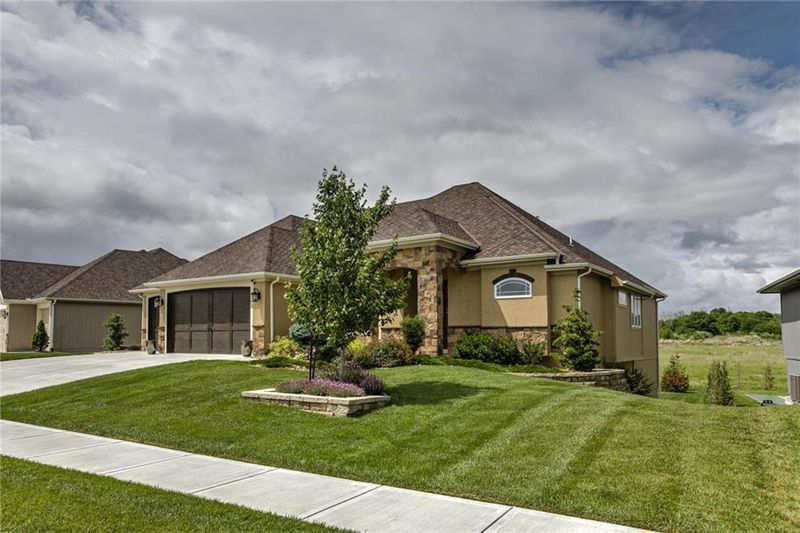 4812 Montebella Dr, Riverside, MO 64150