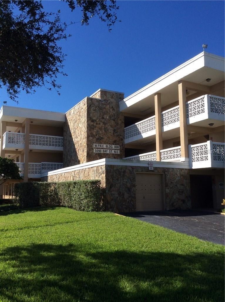 5090 Bay St NE #220, St Petersburg, FL 33703