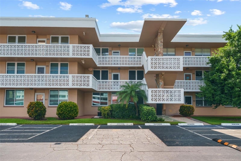 5095 Bay St NE #114, St Petersburg, FL 33703