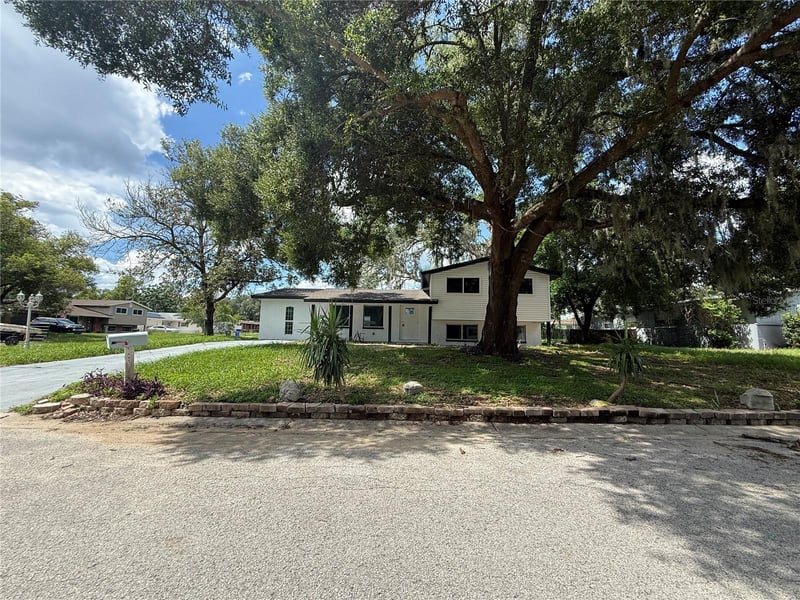402 Blueberry Ln, Brandon, FL 33510