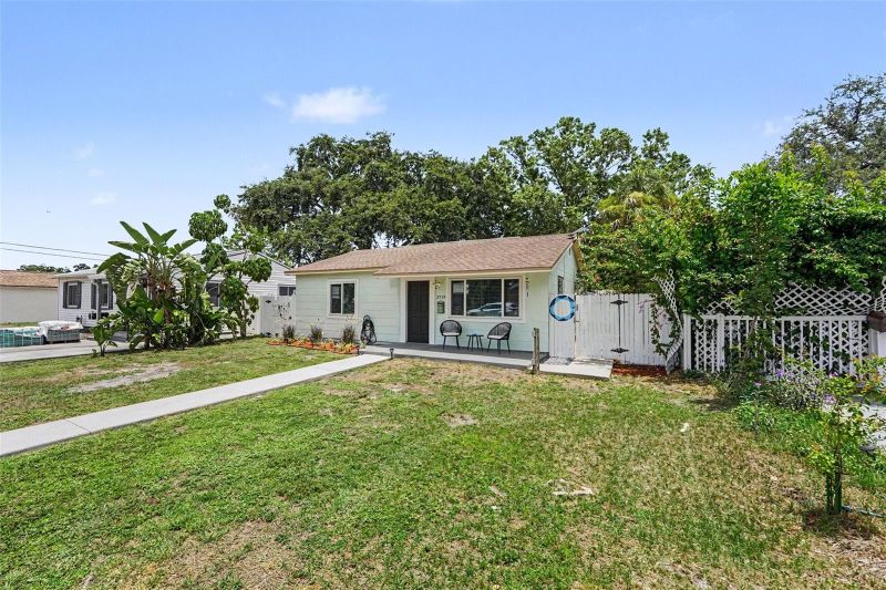 3719 39th St N, St Petersburg, FL 33713