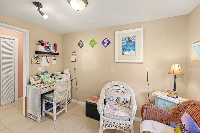 9537 Crestview St, Seminole, FL 33772