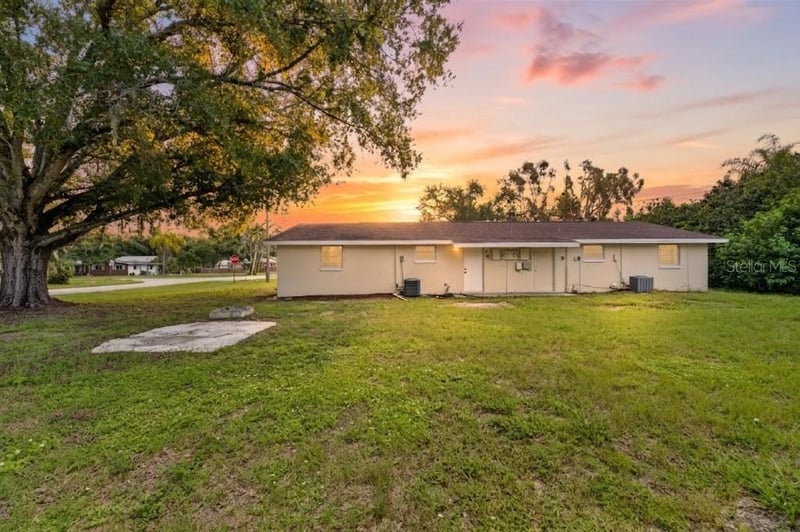 96 8th St NE, Ruskin, FL 33570