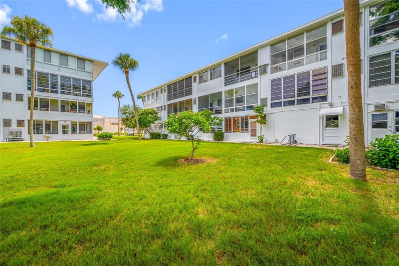 8075 112 St #104, Seminole, FL 33772