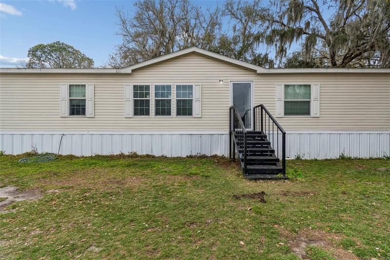 27435 Holiday Dr, Dade City, FL 33525
