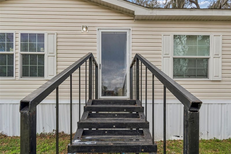 27435 Holiday Dr, Dade City, FL 33525