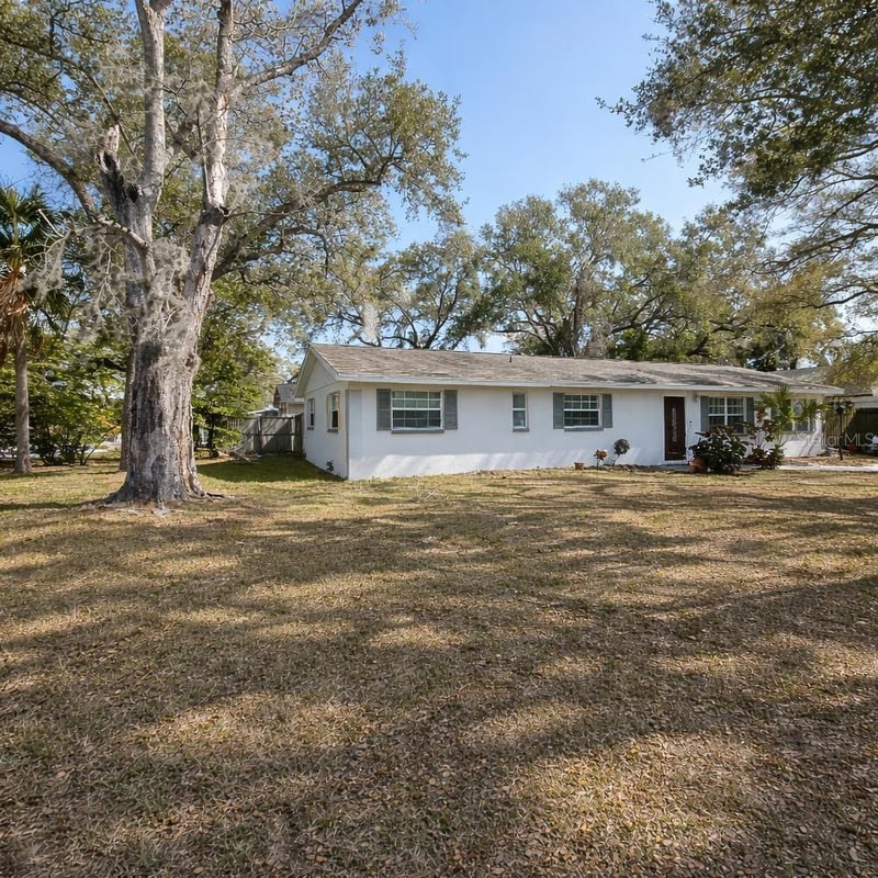 1021 Fairburn Ave, Clearwater, FL 33755