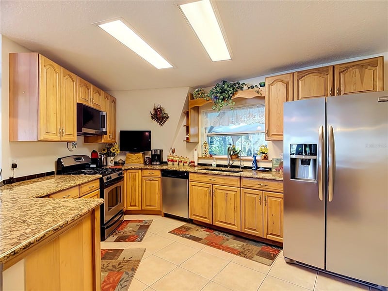 2320 Bogaert Rd, Dover, FL 33527