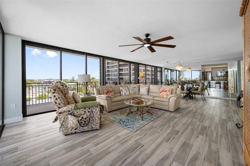 7650 Bayshore Dr #406, Treasure Island, FL 33706