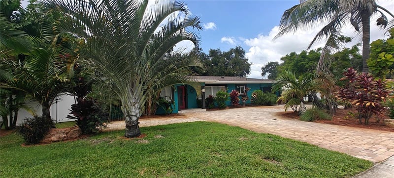 1616 Indian Rocks Rd, Belleair, FL 33756