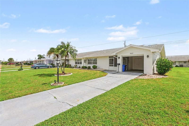1522 Belle Glade Ave, Sun City Center, FL 33573
