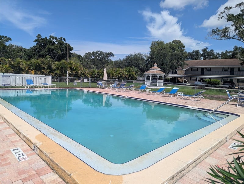 9851 113th St #108, Seminole, FL 33772
