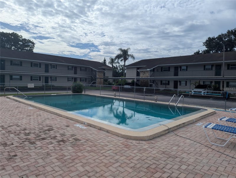 9851 113th St #108, Seminole, FL 33772