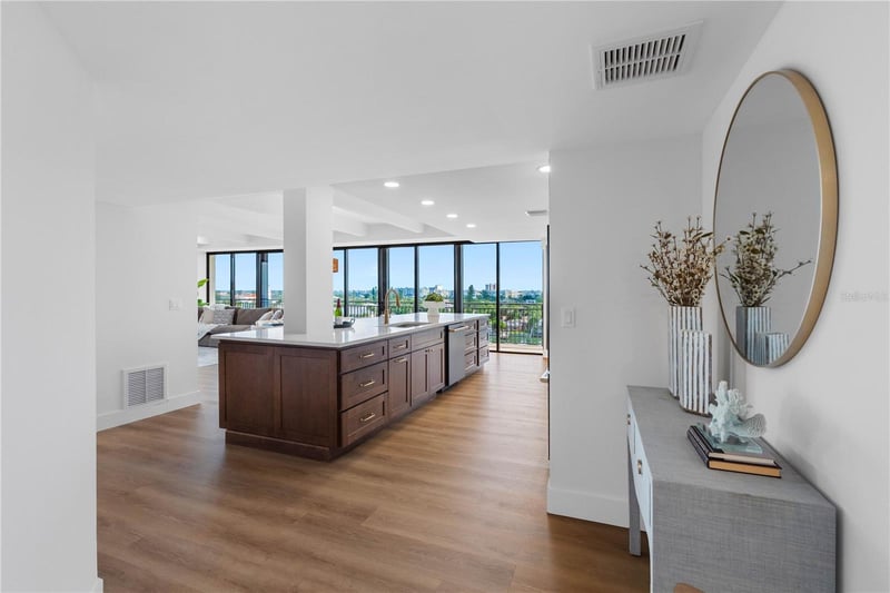 7600 Bayshore Dr #606, Treasure Island, FL 33706