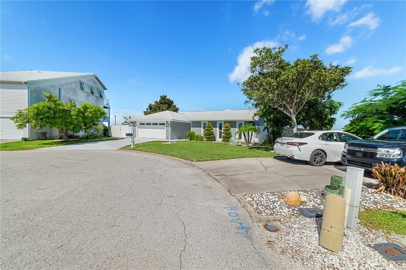 15723 Donzi Dr, Hudson, FL 34667