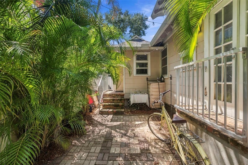 406 10th Ave NE, St Petersburg, FL 33701
