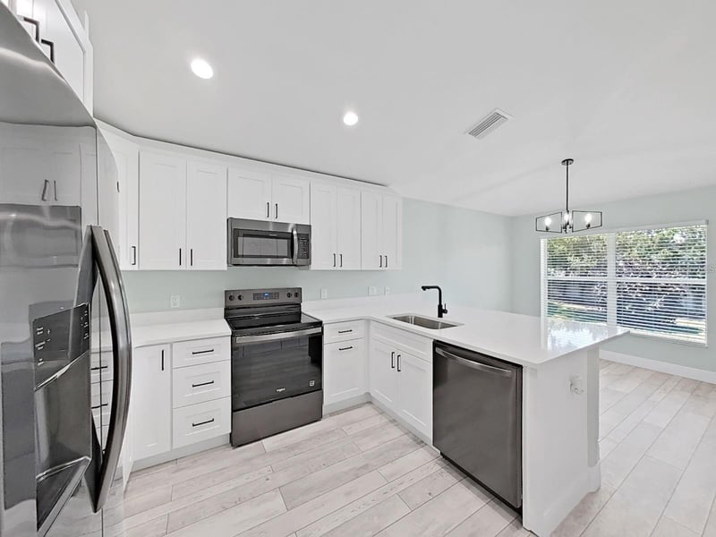 1025 Lake Avoca Pl, Tarpon Springs, FL 34689