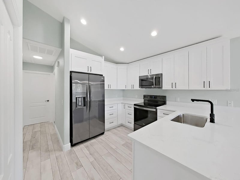 1025 Lake Avoca Pl, Tarpon Springs, FL 34689