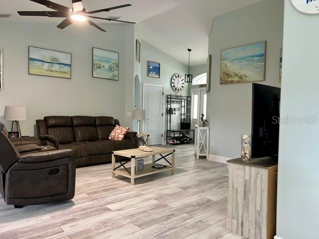 1025 Lake Avoca Pl, Tarpon Springs, FL 34689