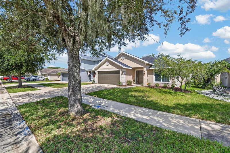 10747 Standing Stone Dr, Wimauma, FL 33598