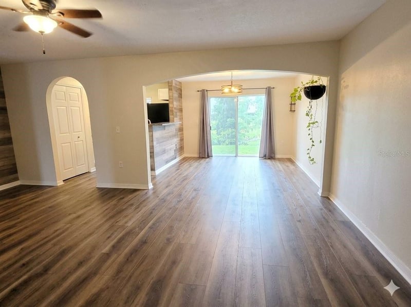 9863 Ashburn Lake Dr, Tampa, FL 33610