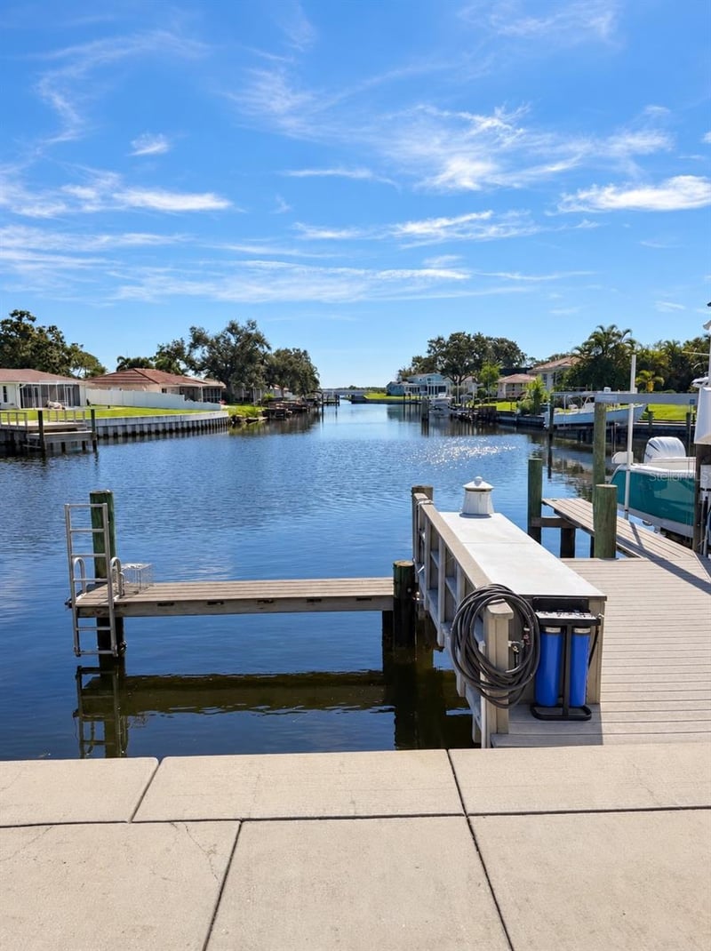 1894 Tanglewood Dr NE, St Petersburg, FL 33702