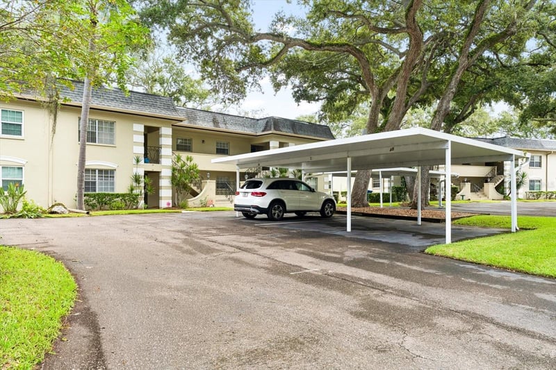 43 Country Club Dr, Largo, FL 33771
