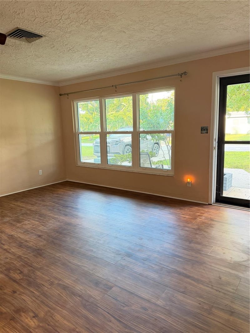 2700 56th Ln N, St Petersburg, FL 33710