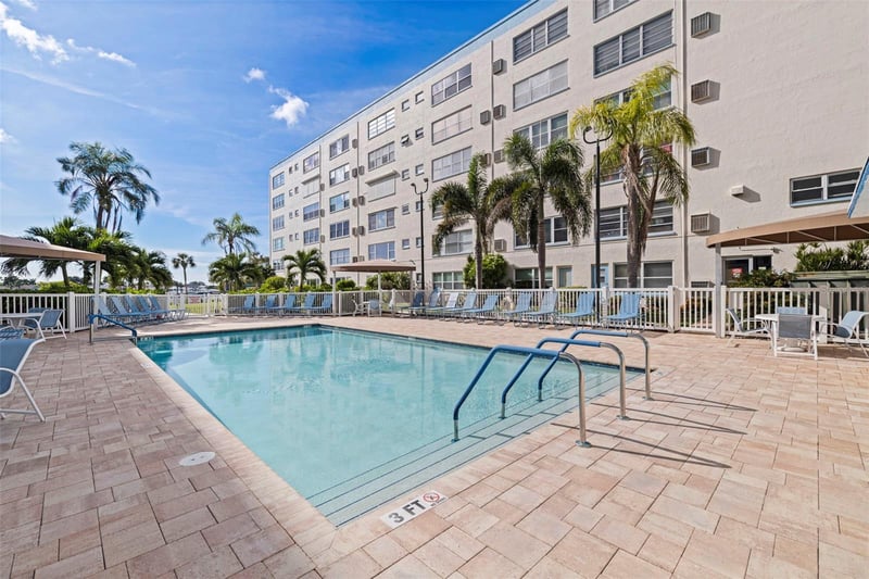 2960 59th St #215, Gulfport, FL 33707