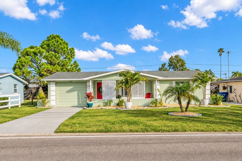 4149 Darlington Rd, Holiday, FL 34691